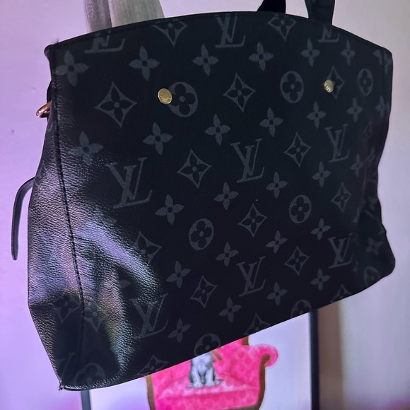 Elegant Black Handbag - Picture 3 of 4